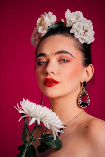 Shooting photo en studio MUA hommage à Frida Kahlo avec fleurs blanches et mono sourcil à Lyon presqu'île