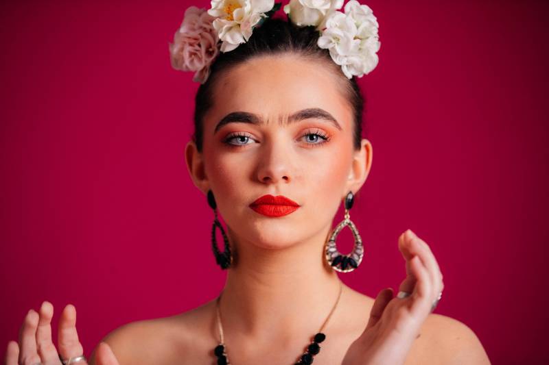 Shooting photo maquillage en studio inspiration Frida Kahlo avec fonds colorés à Lyon Centre