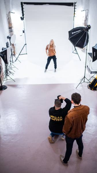 Photos backstage pendant un tournage vidéo pour une marque de vêtements en studio à Lyon Hôtel de Ville