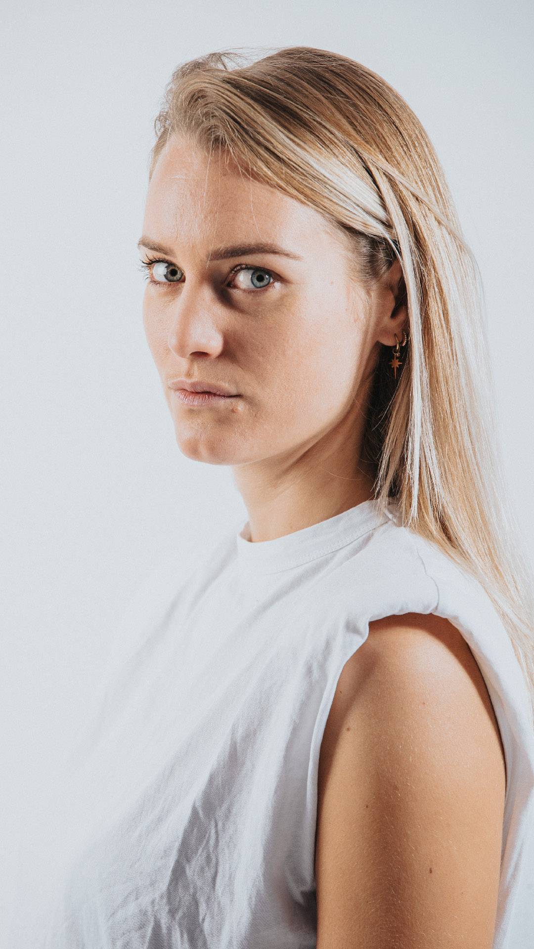 Pola femme en studio