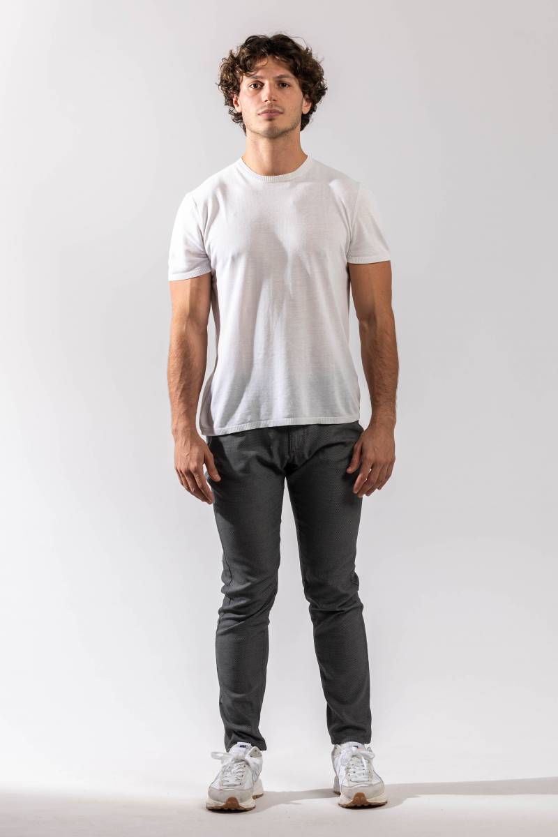 pola-homme-en-studio-a-lyon