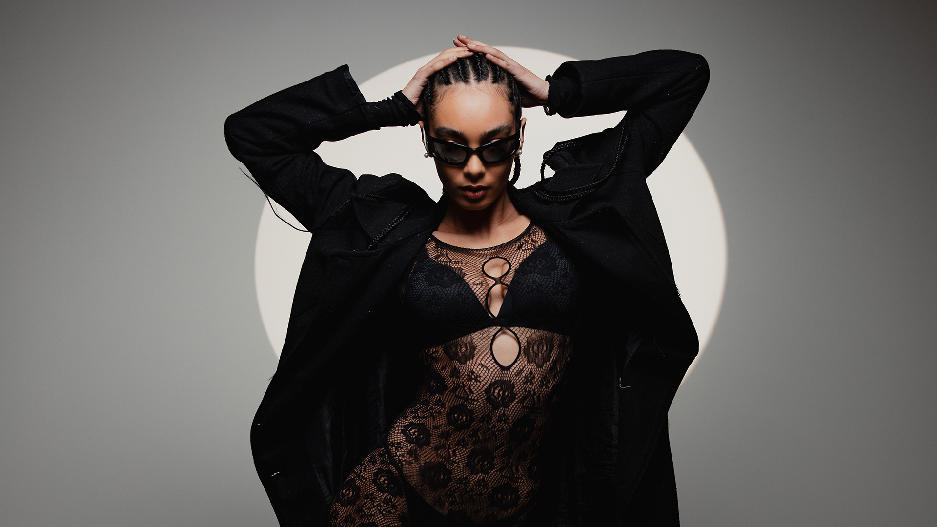 seance artistique portrait femme a Lyon en studio