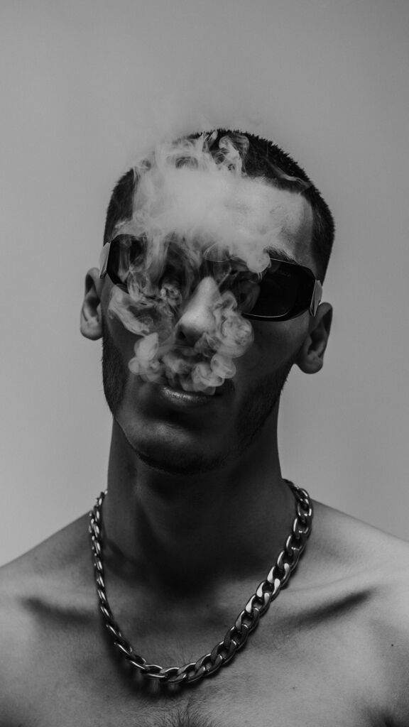 shooting portrait homme en noir et blanc