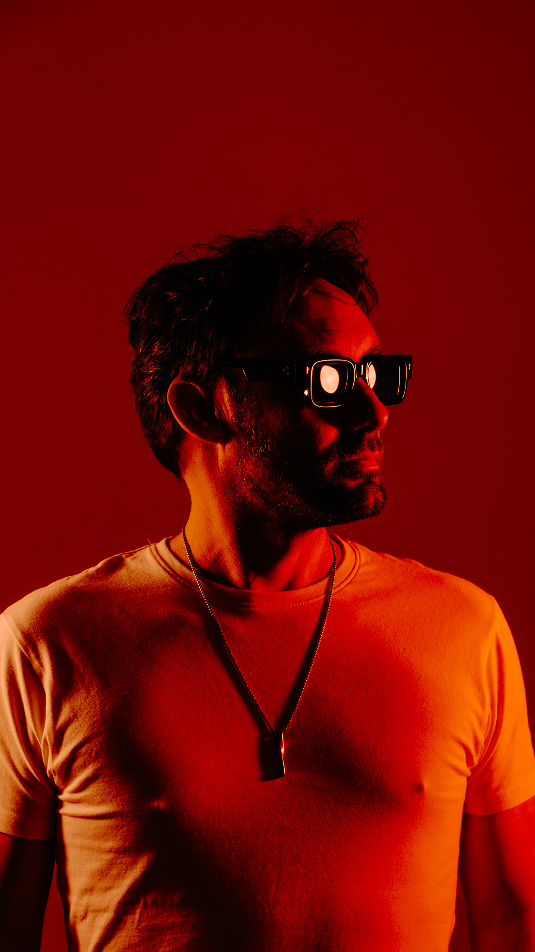 Shooting-photo-portrait-coloré-en-studio-pour-homme