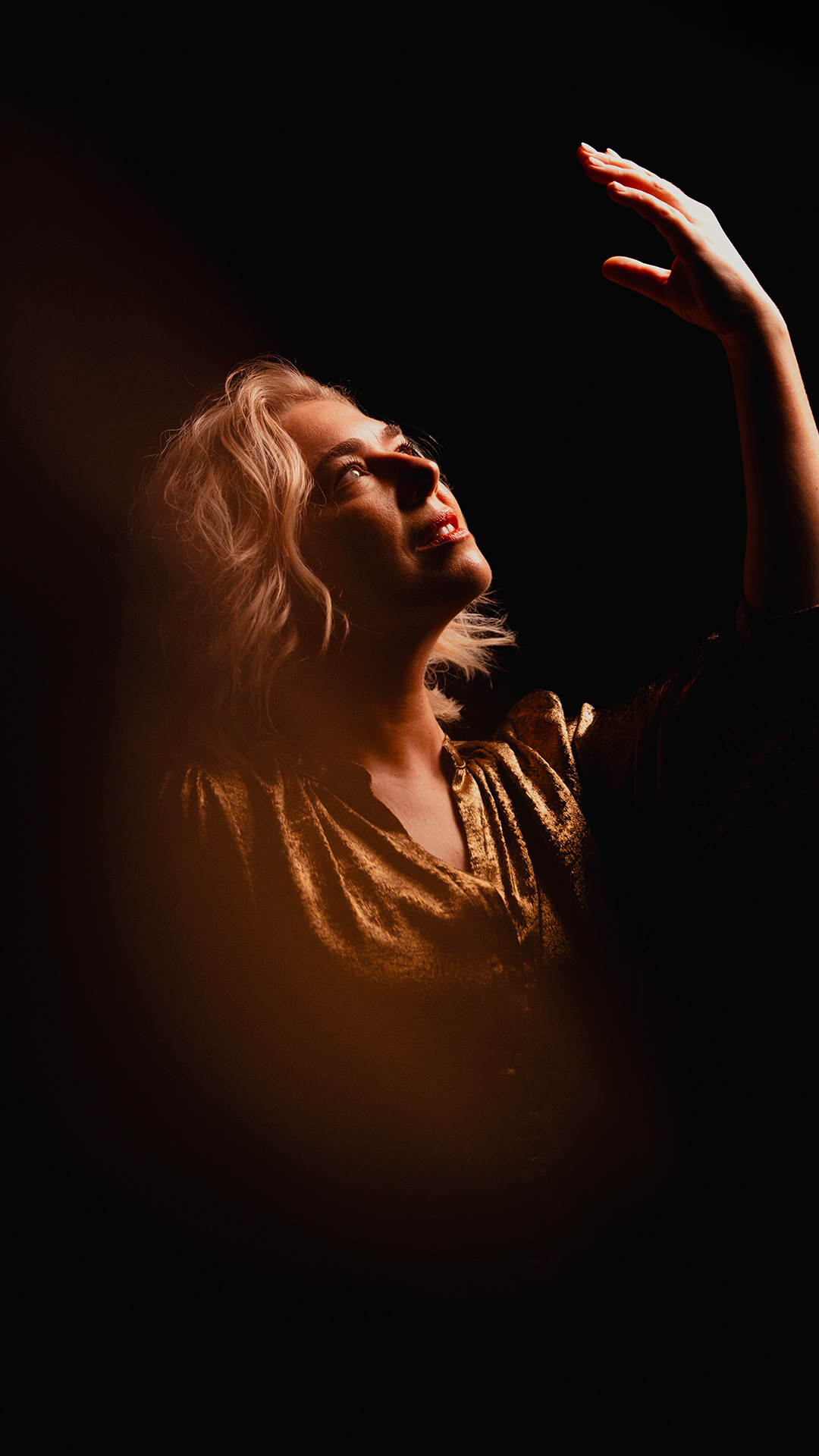 Seance Photo Femme En Studio Sur Fond Noir