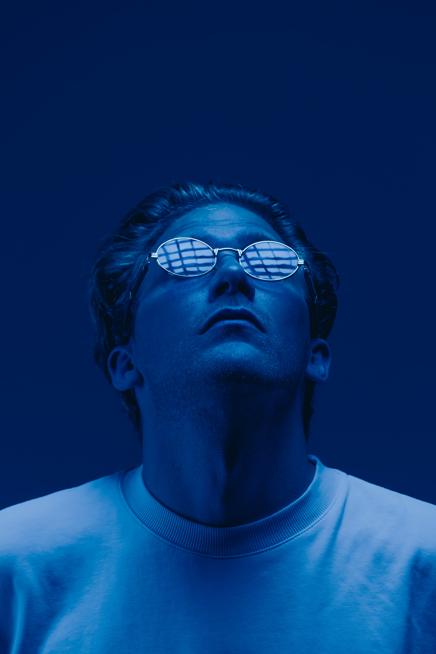 Shooting Presskit Homme Bleu En Studio