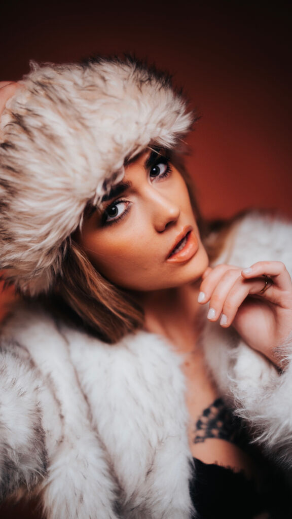 Seance Photo Portrait Femme Avec Fausse Fourrure En Studio