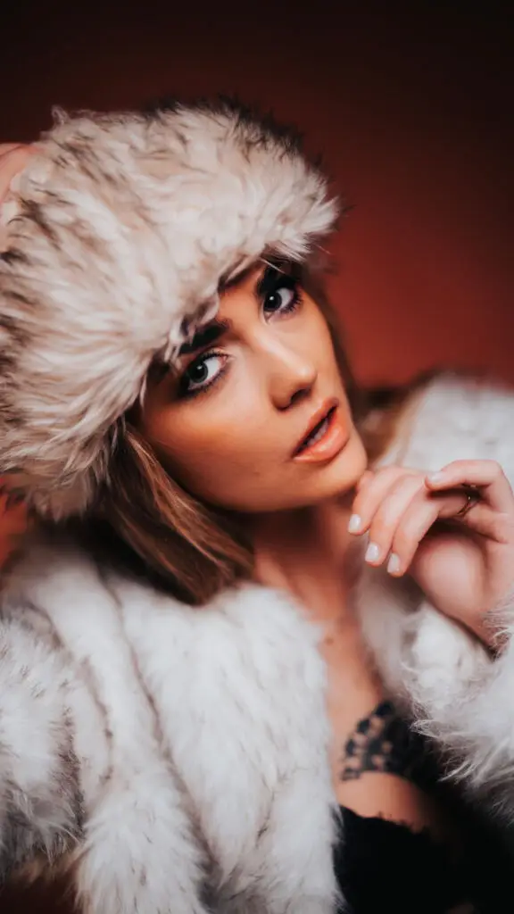 Seance Photo Portrait Femme Avec Fausse Fourrure En Studio