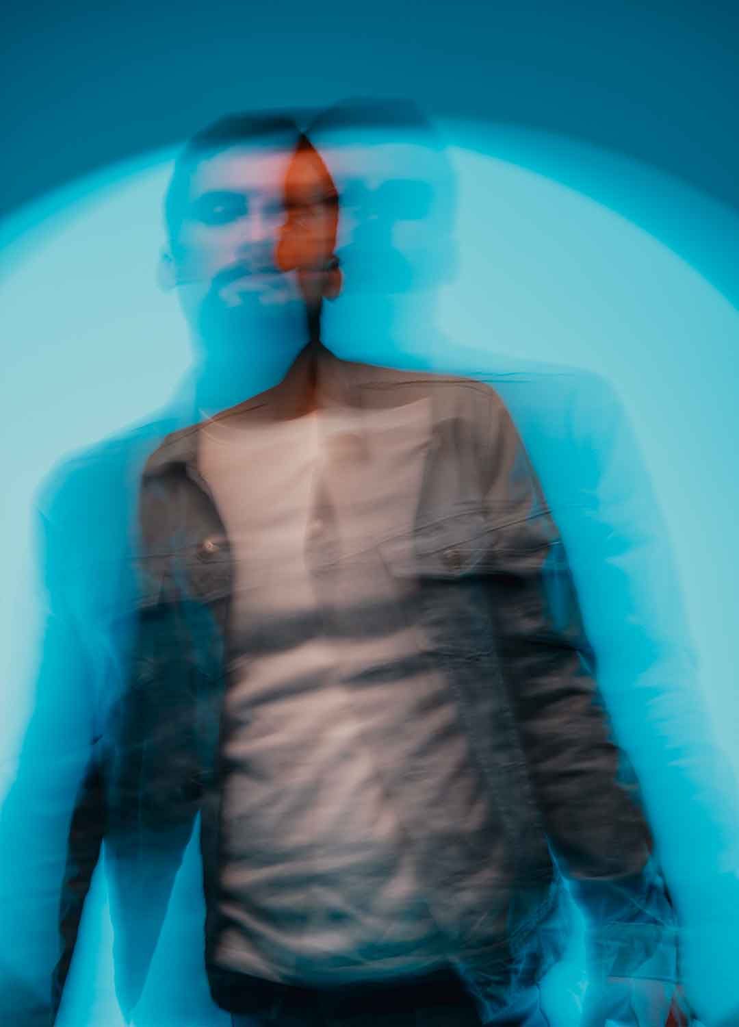 Shooting Photo Homme En Mouvement Sur Fond Bleu