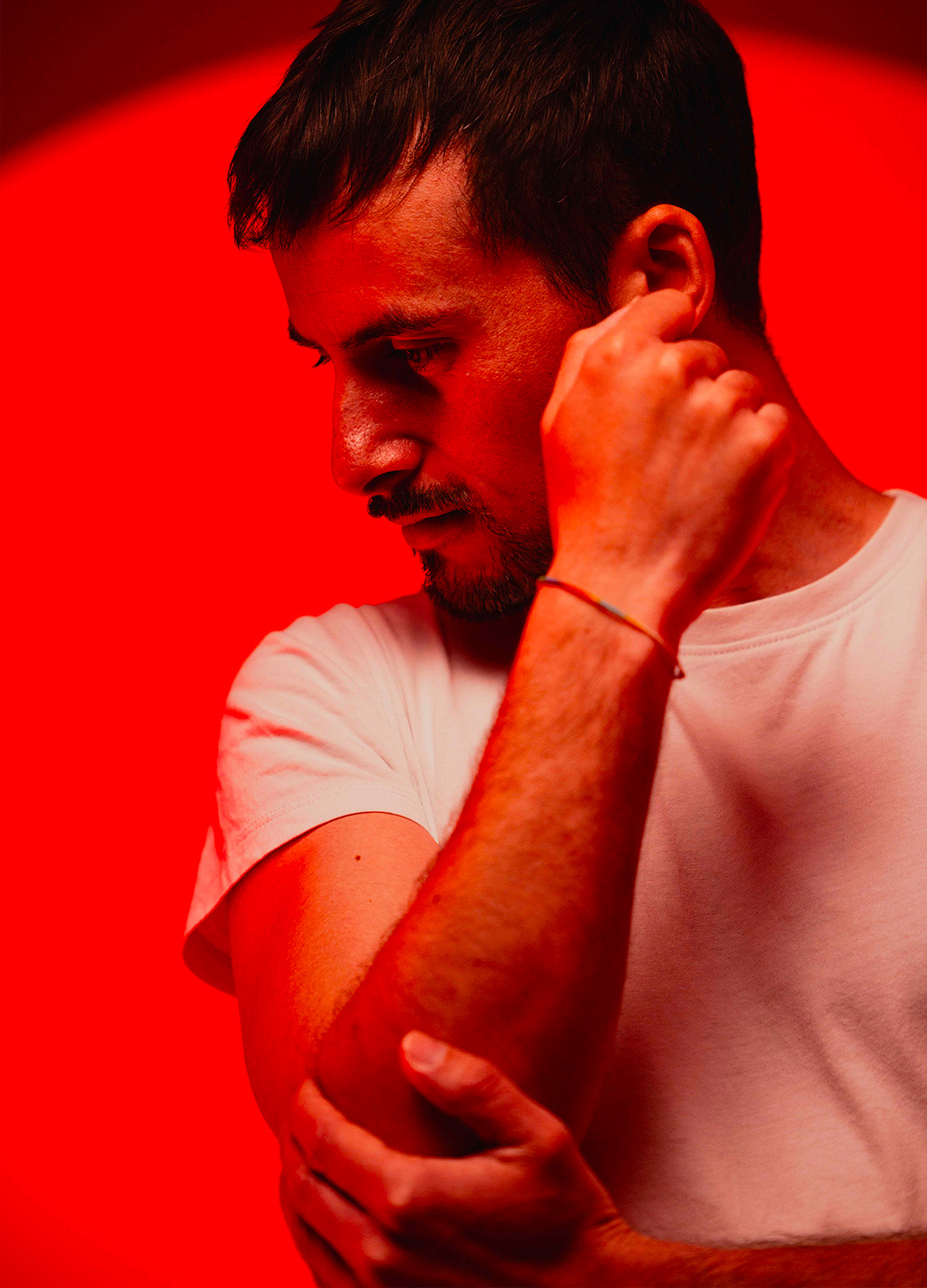 Shooting Photo Homme Sur Fond Rouge