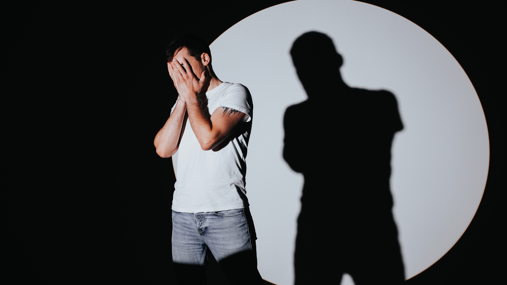 Shooting Photo Pour Homme Avec Projection De Lumiere En Studio