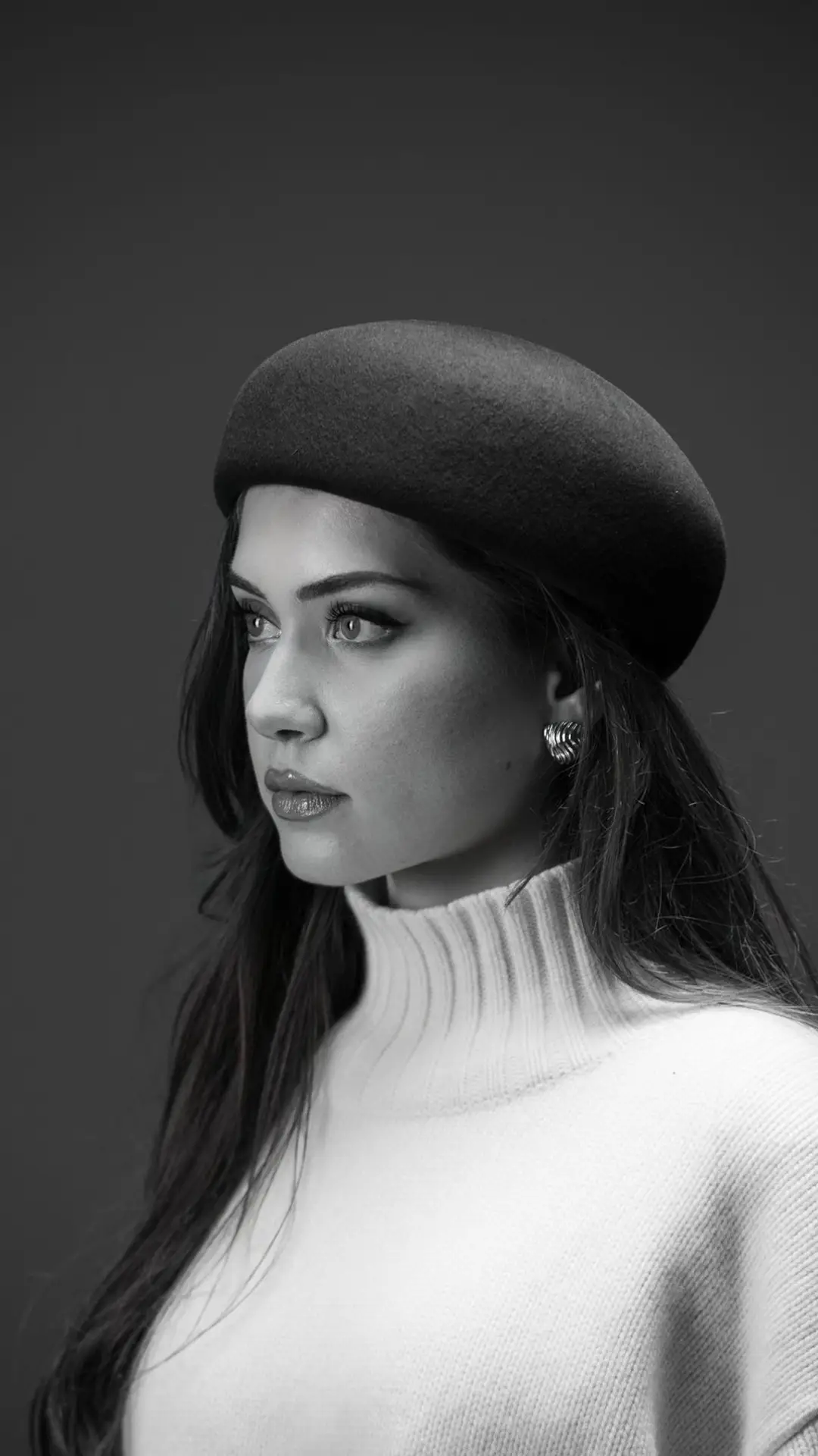 Seance-photo-femme-avec-chapeau-en-studio