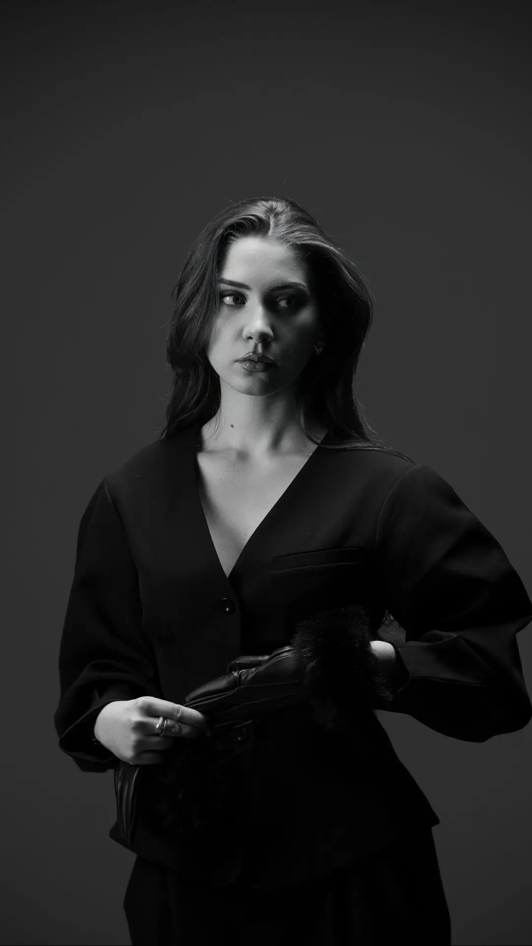 Seance-photo-noir-et-blanc-elegante-en-studio