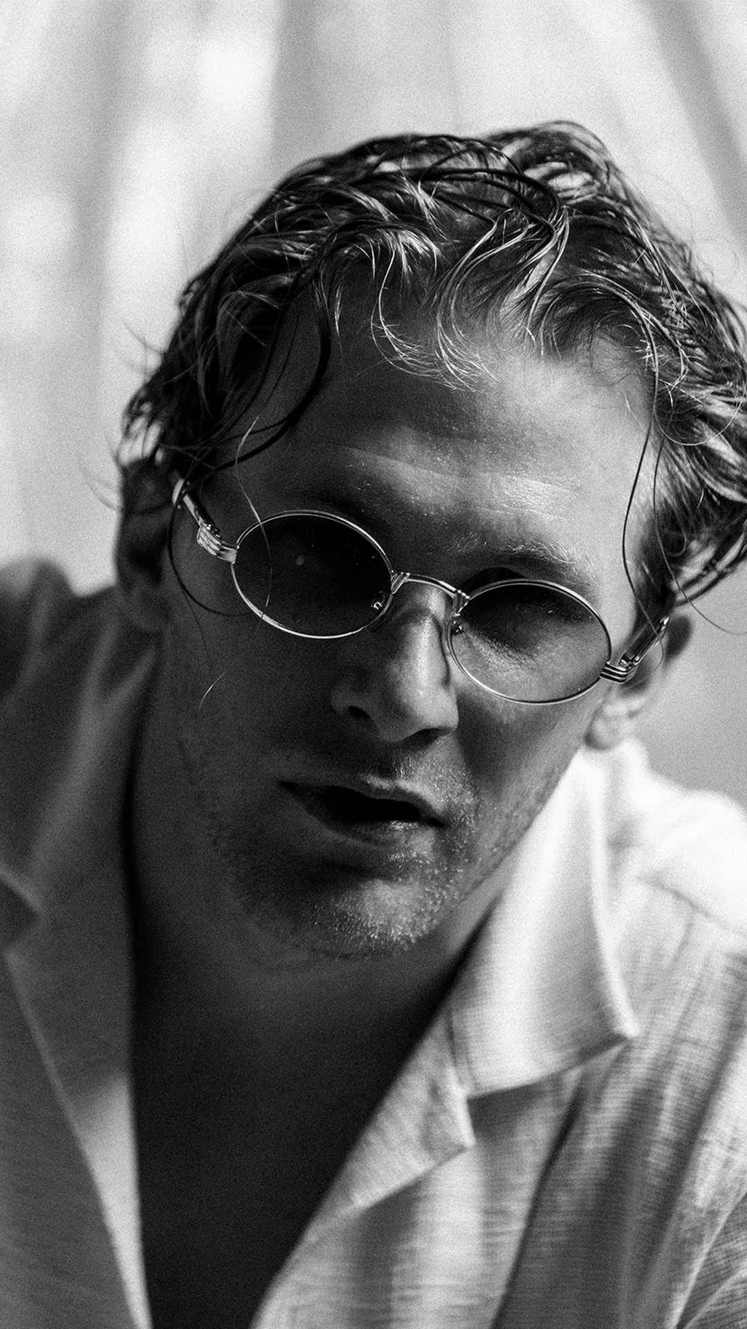 Seance-photo-portrait-noir-et-blanc-homme-en-studio