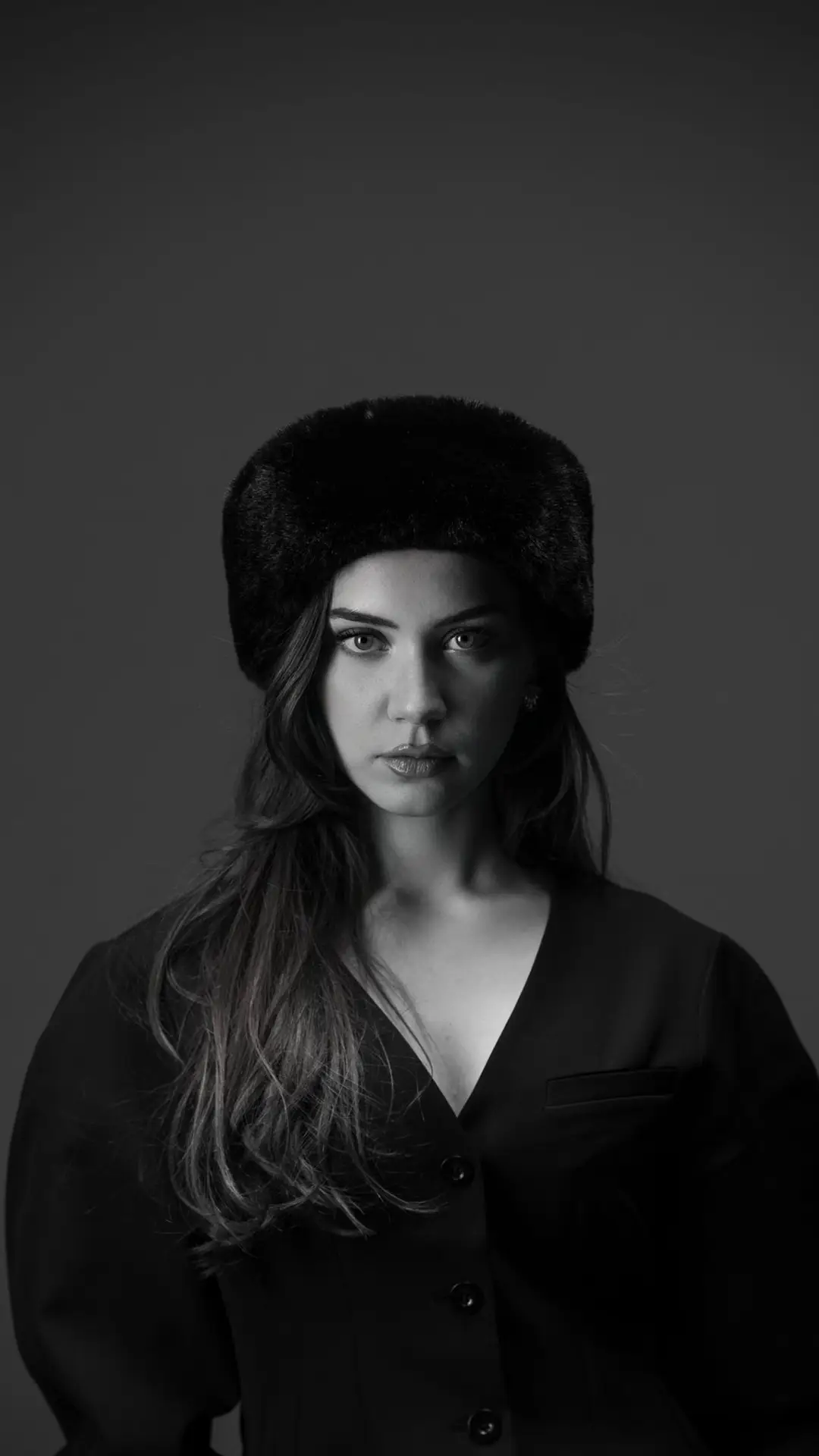 Shooting-femme-en-studio-noir-et-blanc-avec-fourrure-