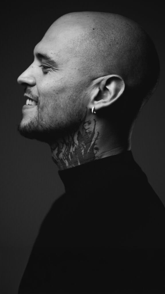 Shooting homme noir et blanc en studio