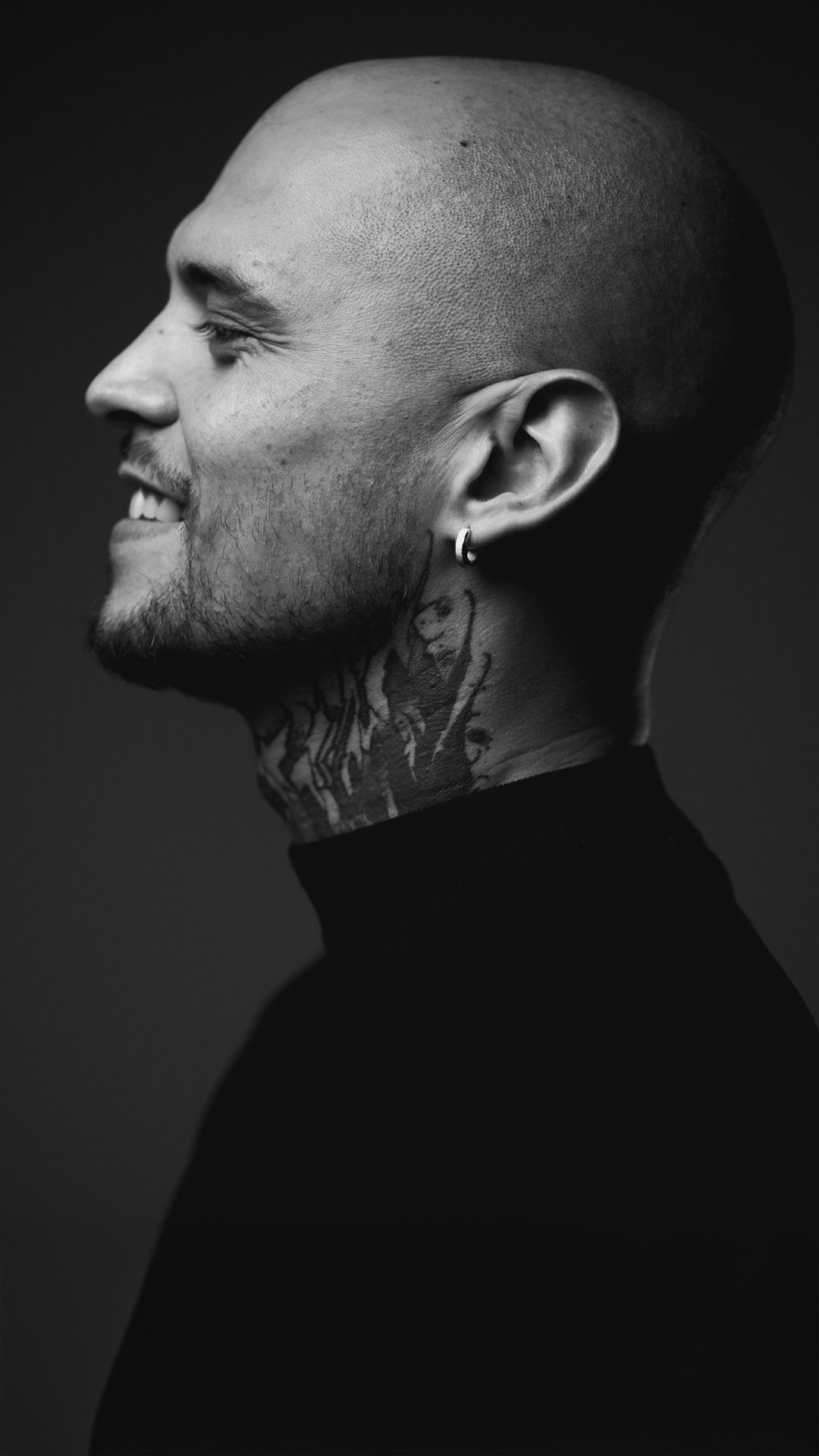 Shooting-homme-noir-et-blanc-en-studio