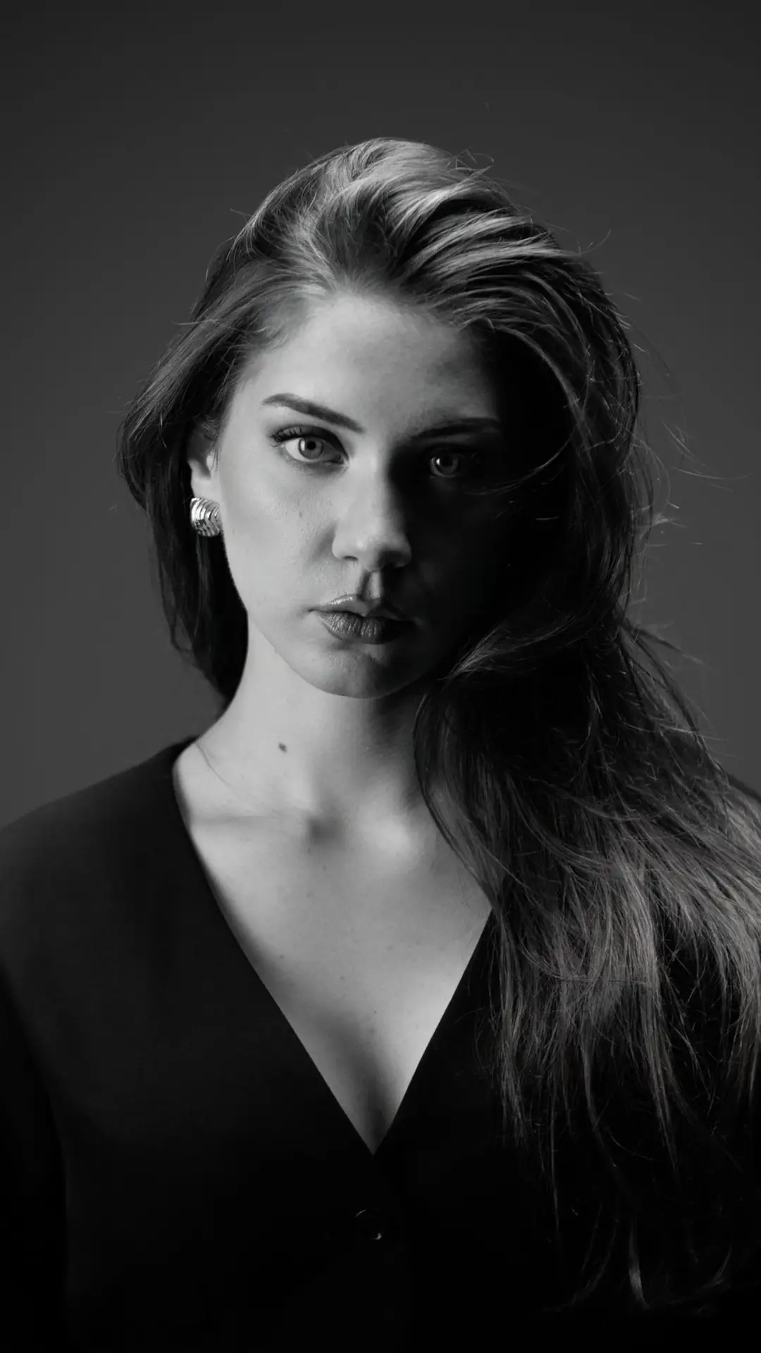 Shooting-photo-femme-noir-et-blanc-en-studio