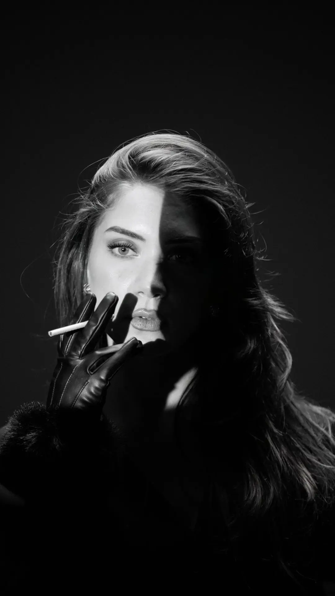 Shooting-photo-pour-femme-noir-et-blanc-avec-cigarette