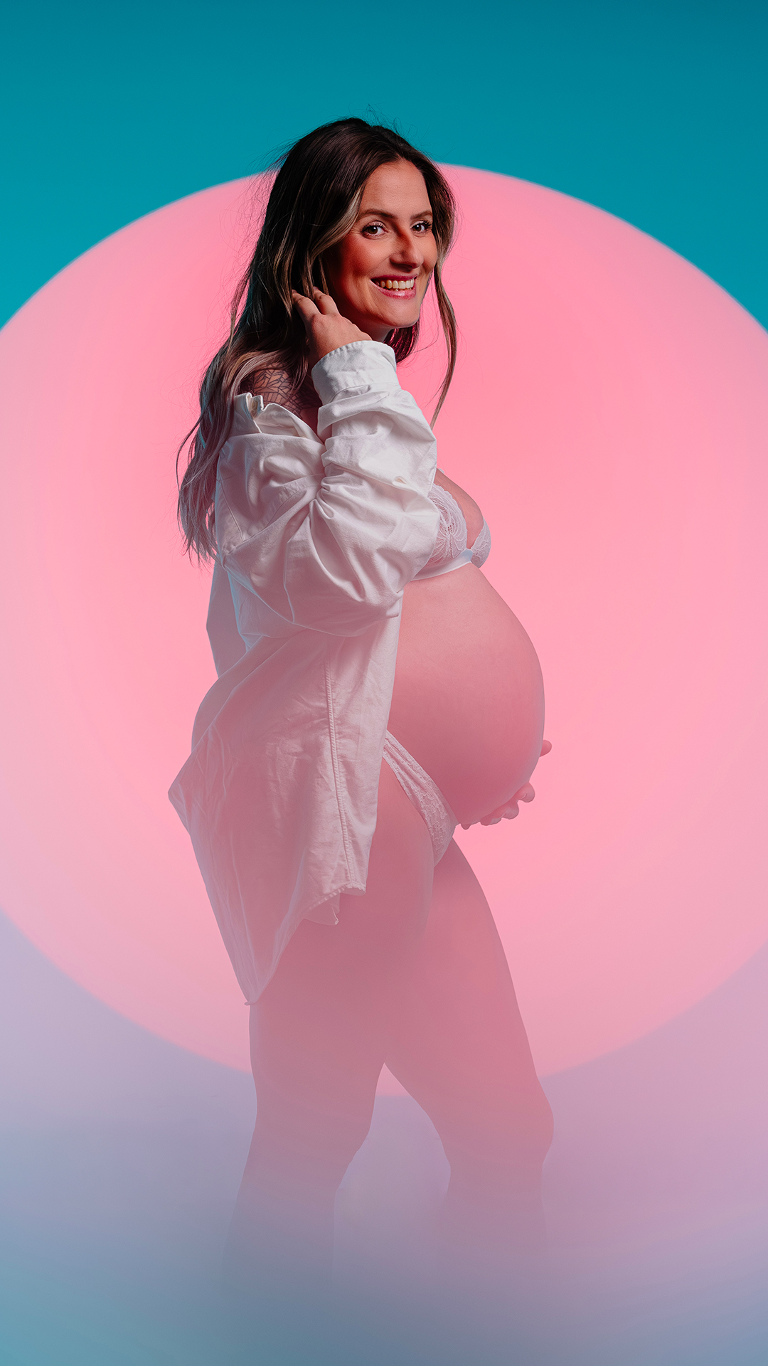 Séance photo baby bump colorée en studio