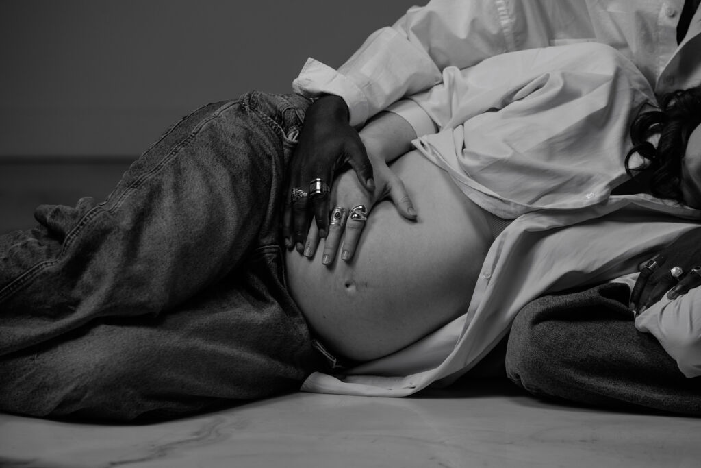 Shooting photo pour couple enceinte en studio