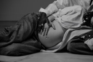 Shooting photo pour couple enceinte en studio