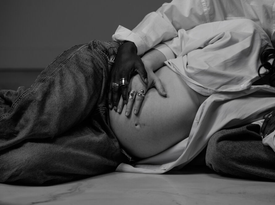 Shooting photo pour couple enceinte en studio