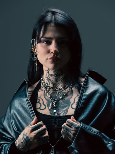 Portrait d'une femme tatouée en veste de cuir